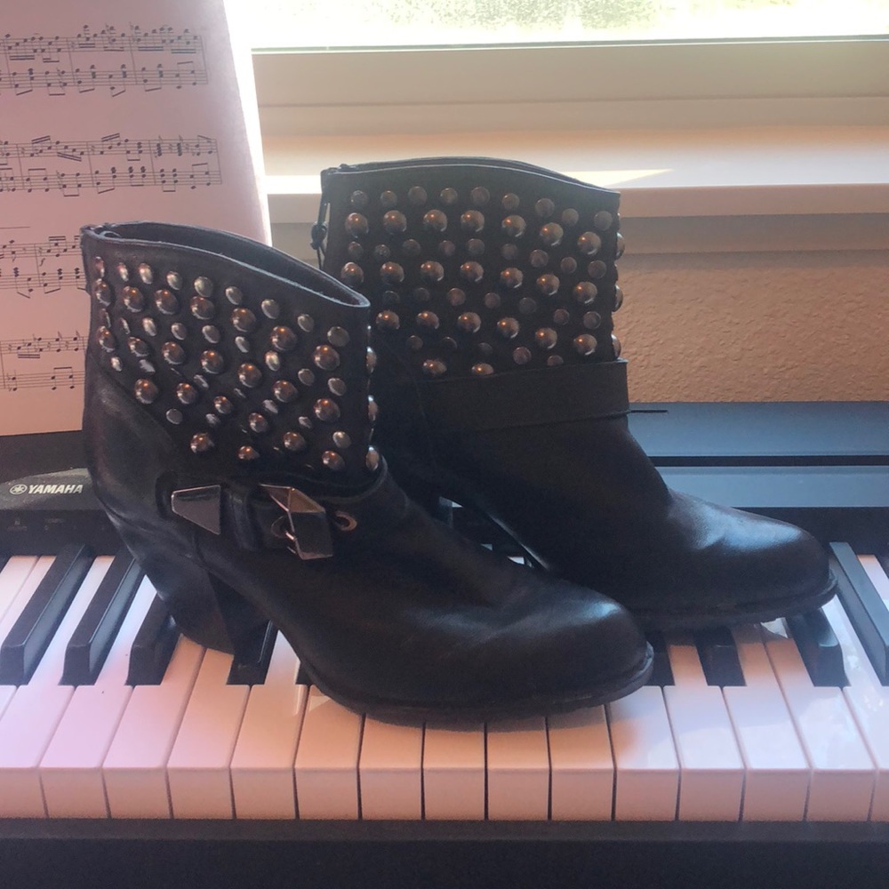 Stuart weitzman city slicker booties
